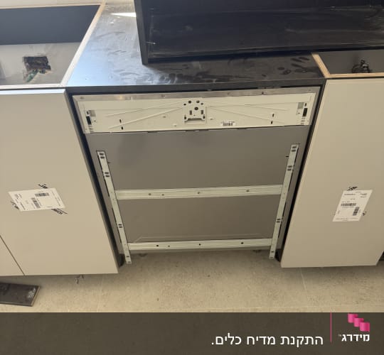 ארון מטבח עם מקום למדיח כלים